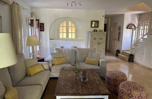 Nice villa with a garden - Photo 4