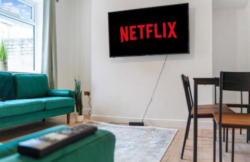 4BR House By Astra Residences Short Lets & Serviced Accommodation Stanley With Free Parking & Instant Booking - Foto 13