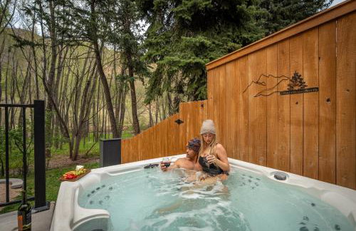 Riverside Luxury Cabin with Hot Tub, Fire Pit, Patio, by Forest & Peak Retreats - Foto 6