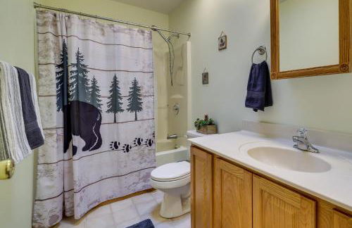 Hot Tub, Game Room! Poconos Home 22 Mi to Slopes - Foto 16