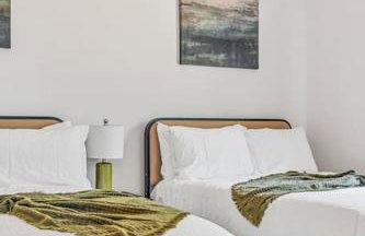 Modern 4BR Retreat in Uptown! - Foto 27