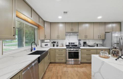 5BR w Pool, Golf Simulator, Game Room & EV Charger - Foto 16