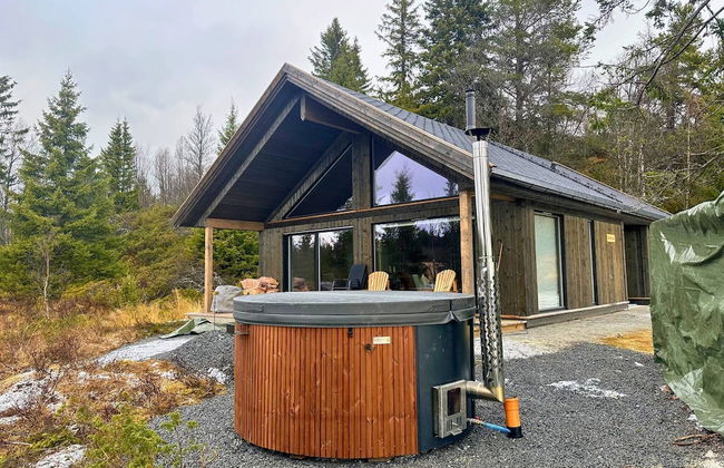 Modern Mountain Cabin - Outdoor Hot Tub - 8 Beds - Photo 23