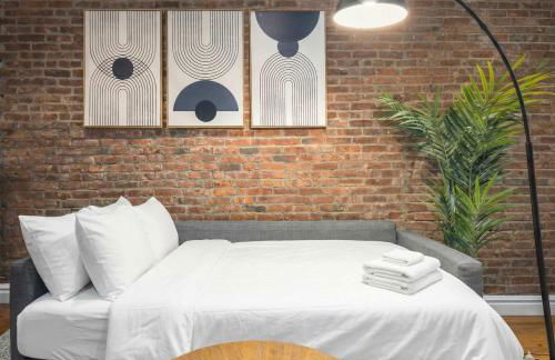 Modern Manhattan Haven Near Everything - Photo 3