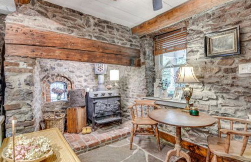 Steps to Delaware Canal Enchanting Stone Cottage! - Foto 13