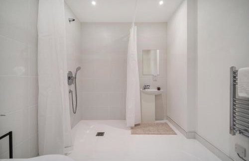 Stylish 2-Bed Flat with Balcony in Fulham SW6 - Foto 15