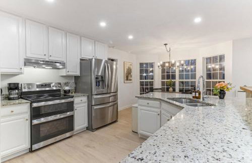 Sleeps 12 | 2 Kings w/ Ping-Pong, Gym, Arcade, BBQ - Foto 10