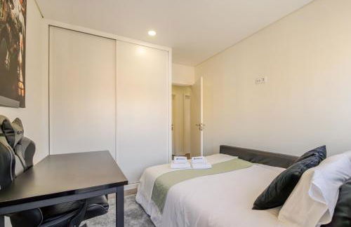 Spacious & Stylish Flat with Garage by HostWise - Foto 24