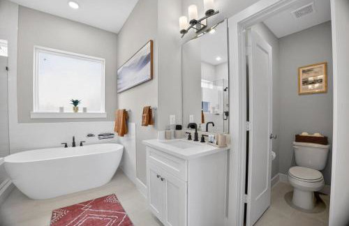 Modern EaDo Stay - 3BR Townhome w Private Deck - Foto 10