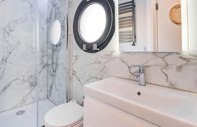 Modern Houseboat in Volendam With Shared Pool - Foto 5