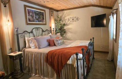 Villa Serena Tuscan Theme home with a HIDDEN lounge, fire pit, lawn games, creek - Foto 28