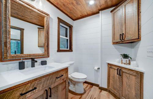 Cozy Treehouse w Hot Tub, Fire Pit, Pet Friendly, Lake Access - Photo 8