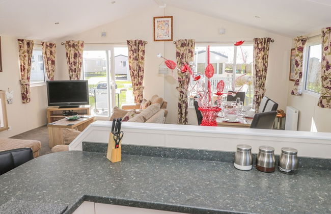 Superb Detached Lodge Located on Skipsea Sands - Photo 5