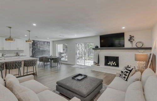 Luxury Home with 5 Bedrooms and Private Pool - Foto 3