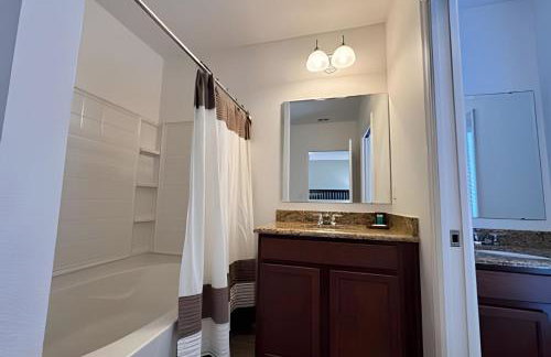 New to Market Spacious Private Pool Retreat - Foto 16