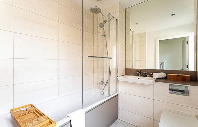 Quiet and Spacious Four Bedroom House - Photo 26