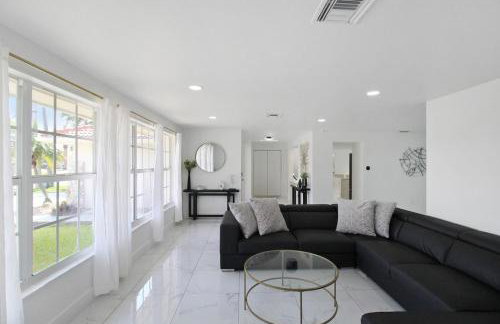 Chic & modern canal-front retreat with private pool - Azure Tides - Photo 9