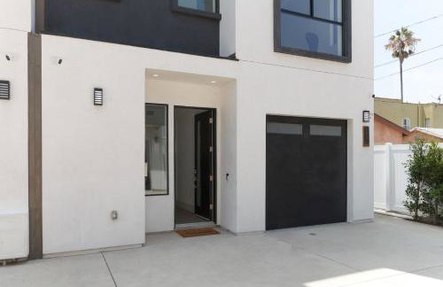 Luxury Modern 4 Bedroom 4 Bathroom Home with Rooftop Deck #4 - Foto 32