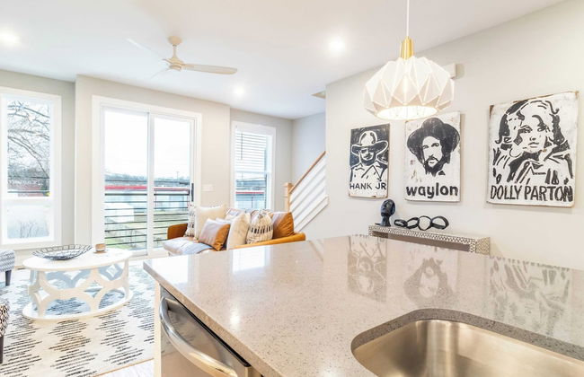 Monty by Avantstay 4bdr 4ba, Balcony w/ Outdoor Seating, 5mins to DT - Photo 14