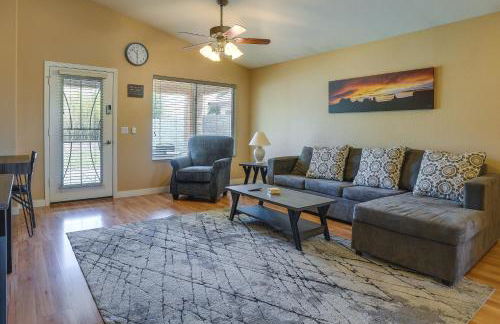 Fenced Backyard and Fire Pit Bright Peoria Home! - Foto 4