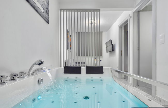 Premium Jacuzzi Suite at the City Center - Photo 13
