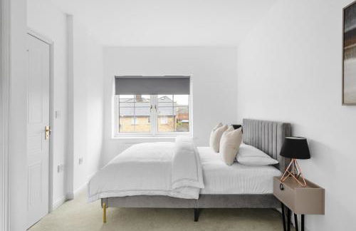 Luxurious 3 Bed House with Free Parking, Sky TV, Movies & Netflix - Foto 32