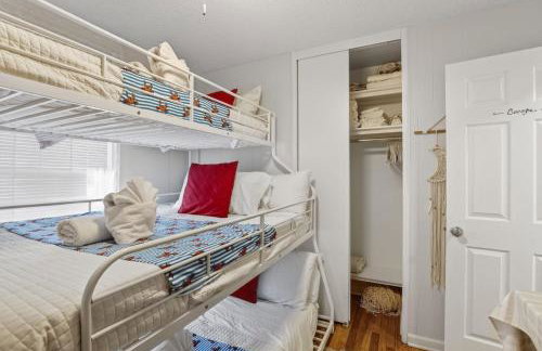 Stylish Hot Tub Retreat with Ping Pong home - Foto 17