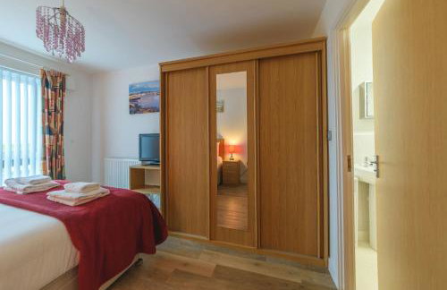 Panoramic Sea-View Family Appartment , Free Parking, Sleeps 6 , Walk to Beach, Station, & Town - Foto 32