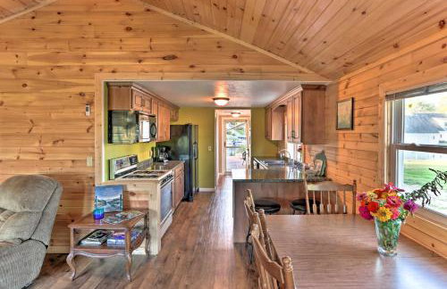 Waterfront Syracuse Home Deck, Fire Pit and Kayaks - Foto 7