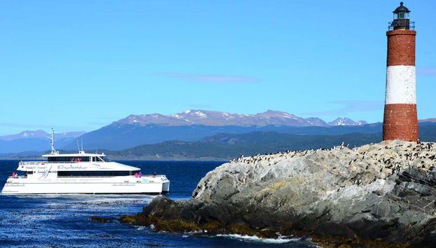 Navegando junto al Faro Les Éclaireurs