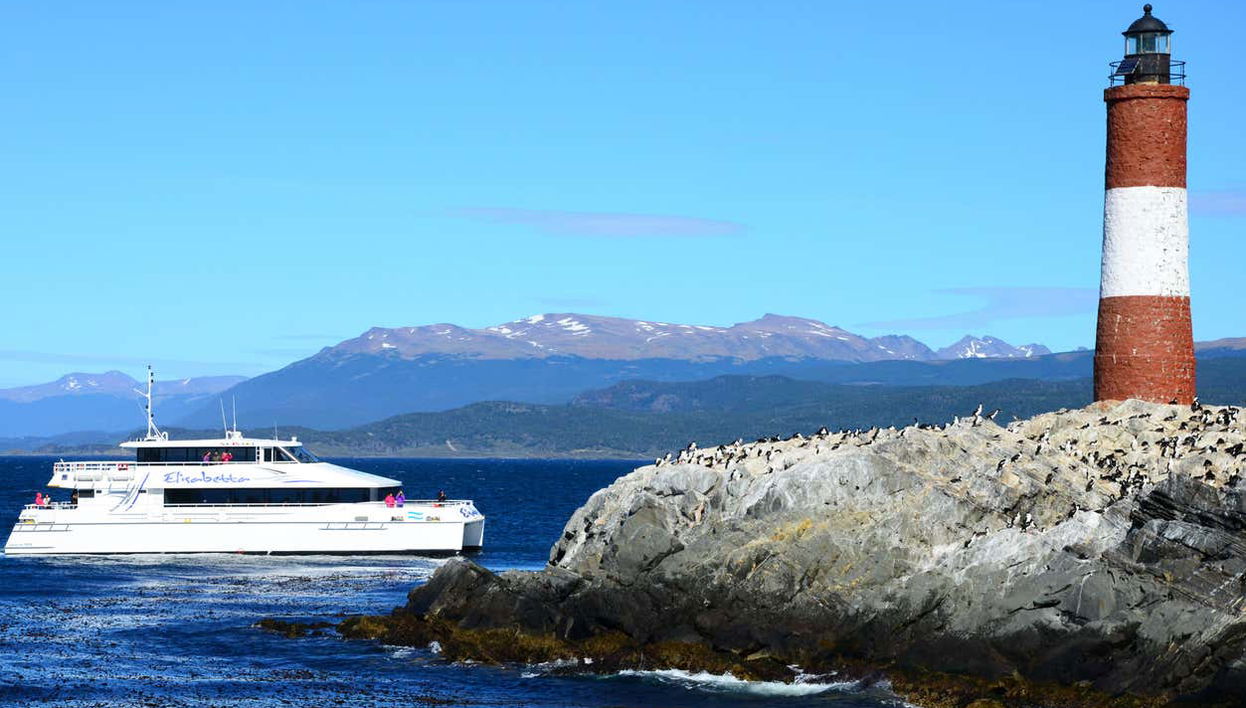 Navegando junto do Farol Les Éclaireurs