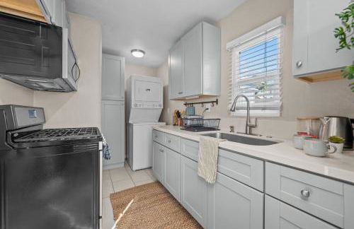 Stylish 1BR Home with Parking Near Zoo & Downtown - Foto 11
