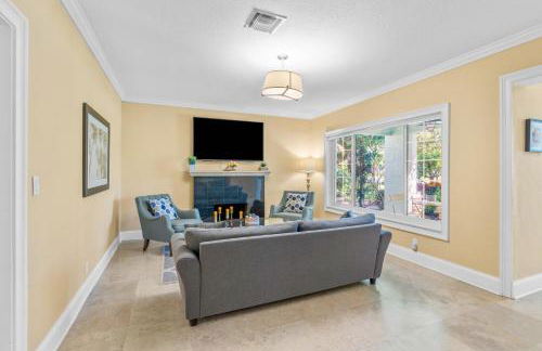 Walk to The Ave- Heated Pool, Spa, Golden Tee and Putting Green - mins to Beach- by Maven Vacation Rentals - Foto 20