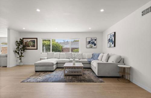 NEW Remodeled Northridge 5 Bedroom Near CSUN & Sherwood Forest - Foto 1
