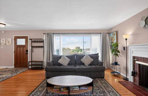 Relaxing 4 bedroom - Full Kitchen & Dining - BART - Photo 1