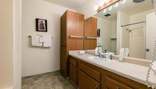 Spacious 1BR Condo w/ Lake View #136 at Donner Lake Village - Foto 3