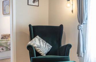 Stylish Urban Oasis - Design 2BR Apartment with Parking - Photo 11