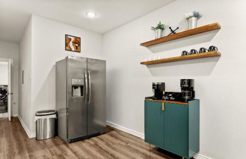 Spacious Retreat with Pool & Hot Tub - 10 Minutes to Downtown - Foto 17