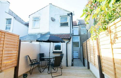 3 bed Modern Home, Vibrant & Stylish, Sleep upto 7 - Foto 25