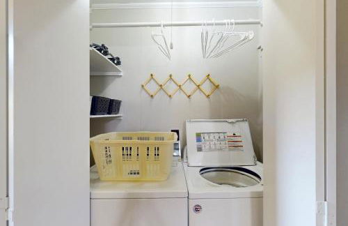 3rd-row beach cottage with ocean views, beach access, deck, & grill - Foto 17