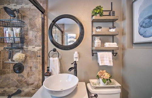 Tree-Lined Twin Peaks Cottage with Custom Stream - Foto 14