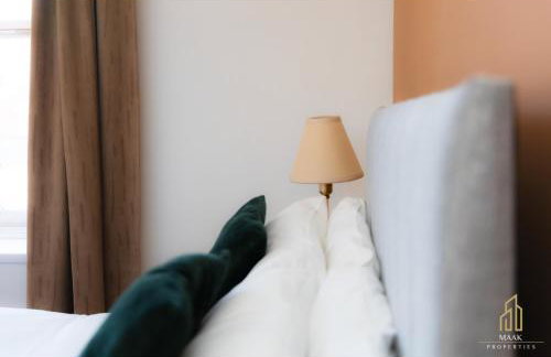 Modern 2BR Apartment - Prime Location Near Beach & Town - Sleeps 5 - Foto 25