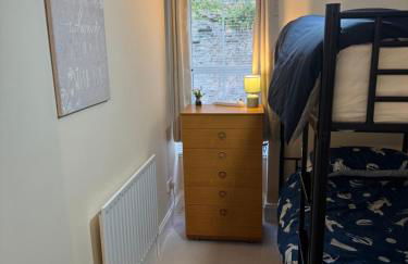 Spacious, sleeps 7, 2 baths, Central Saltash - Photo 42