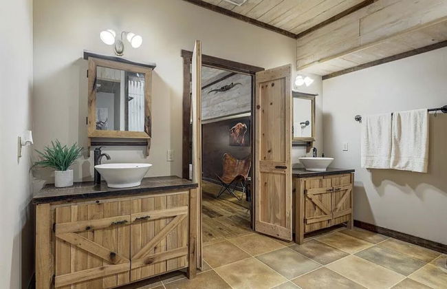 The Log Palace Private Guest Suite 2 Bedroom Cabin by RedAwning - Foto 6