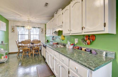 Pool and Large Covered Patio! Decatur Family Getaway - Foto 10