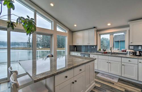 Scenic & Spacious Getaway on North Bay w/ Deck! - Foto 8