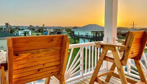 Walk to Crystal Beach Chic Family Retreat with Deck - Foto 2