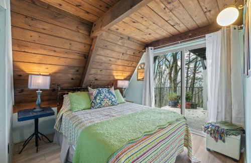 A-Frame with VIEWS - Walk to Downtown and Park - Pets OK - Foto 16