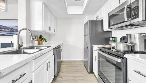 Modern 2BR Retreat with Pool Gym and WiFi - Foto 3