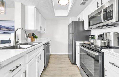 Modern 2BR Retreat with Pool Gym and WiFi - Foto 3